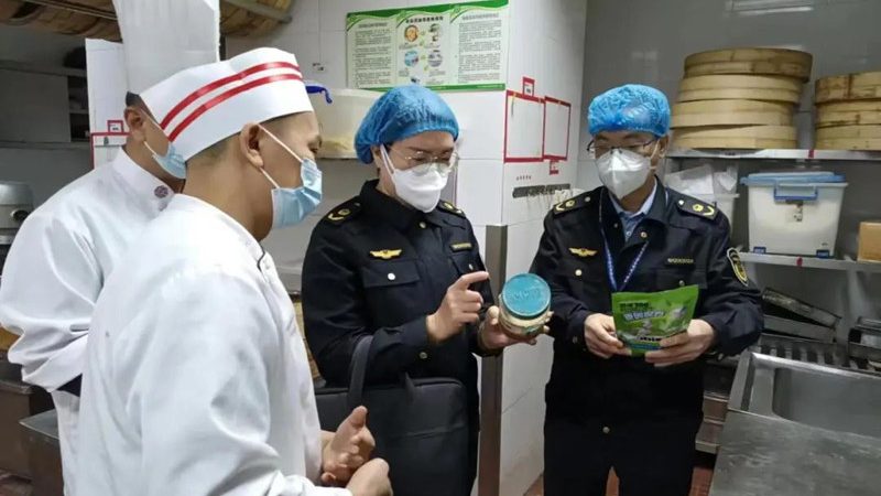 休闲食品批发价格之谜：揭秘一箱多少钱的背后**